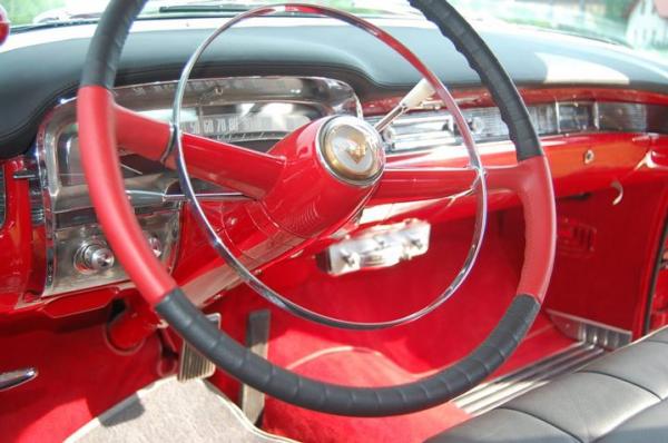 Cadillac z 1955 roku w kolekcji Old Timers Garage